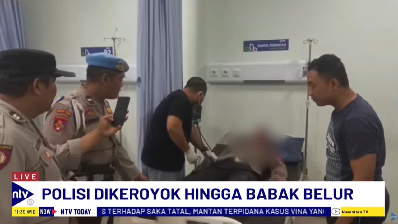 Salah satu anggota polisi Aipda Parmanto Indrajaya mengalami luka cukup parah pada bagian wajah dan harus mendapat perawatan ke Rumah Sakit Kaliwates, Jember.