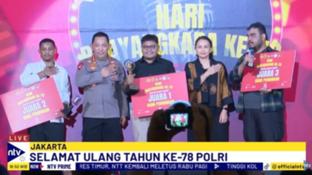 Kapolri Jenderal Pol Listyo Sigit Prabowo bersama para pemenang lomba Stand Up Comedy HUT ke-78 Polri