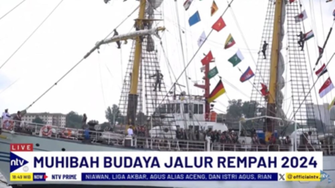 KRI Dewa Ruci yang membawa Laskar Rempah peserta Muhibah Budaya Jalur Rempah 2024 tiba di Pelabuhan Tanjung Bruas, Kota Melaka, Malaysia/tangkapan layar NTV