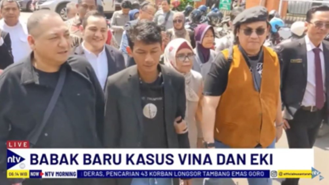 Mantan terpidana kasus Vina, Saka Tatal didampingi kuasa hukumnya Farhat Abbas dan lainnya mendatangi Pengadilan Negeri Kota Cirebon untuk mengajukan PK/tangkapan layar NTV