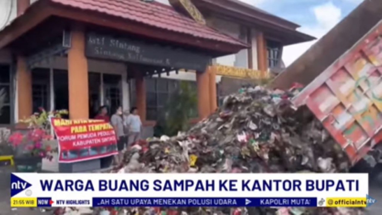 Warga buang sampah di depan kantor Bupati Sintang sebagai bentuk protes penanganan sampah di tempat tinggal mereka/tangkapan layar NTV