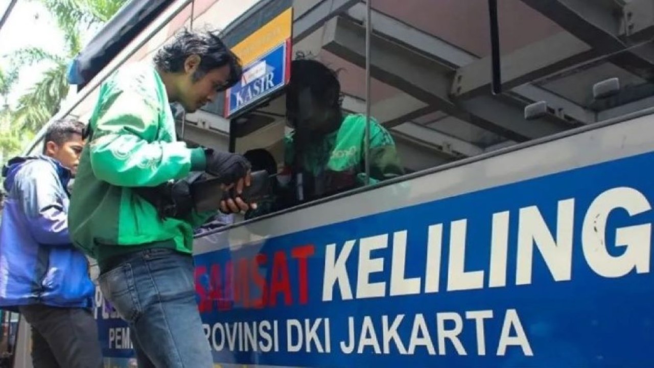 Warga membayar biaya mengurus Surat Tanda Nomor Kendaraan (STNK) di bus pelayanan Samsat Keliling di Ciputra Mall, Jakarta, Kamis (28/12/2023). (Foto: ANTARA FOTO/Aloysius Lewokeda/wpa/rwa/aa)