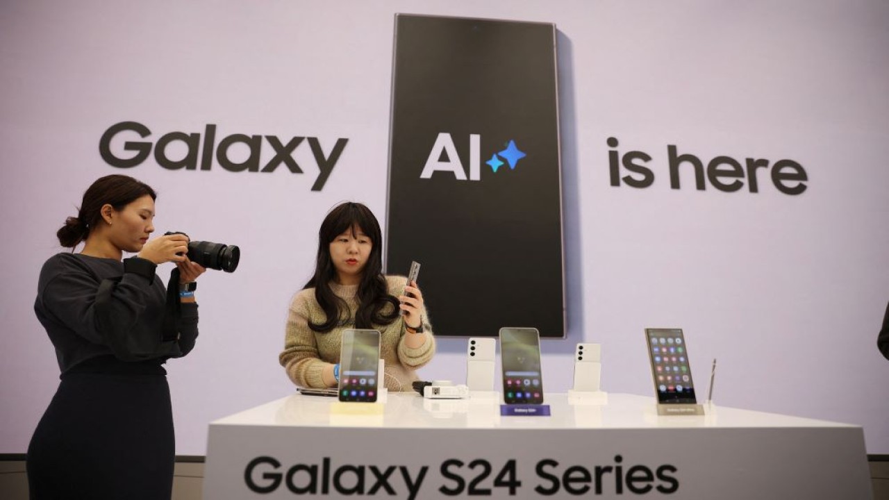 Samsung sudah mulai meluncurkan Galaxy AI ke perangkat high-end model lama S series ponsel lipat beberapa bulan lalu.  (Foto: Reuters)