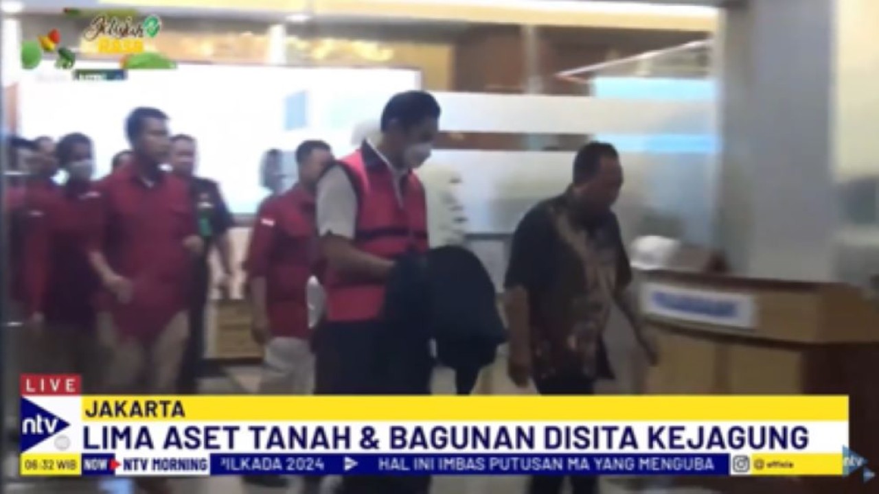 Suami artis Sandra Dewi, Harvey Moeis tersangka kasus dugaan korupsi timah (memakai rompi) saat digiring petugas/tangkapan layar NTV