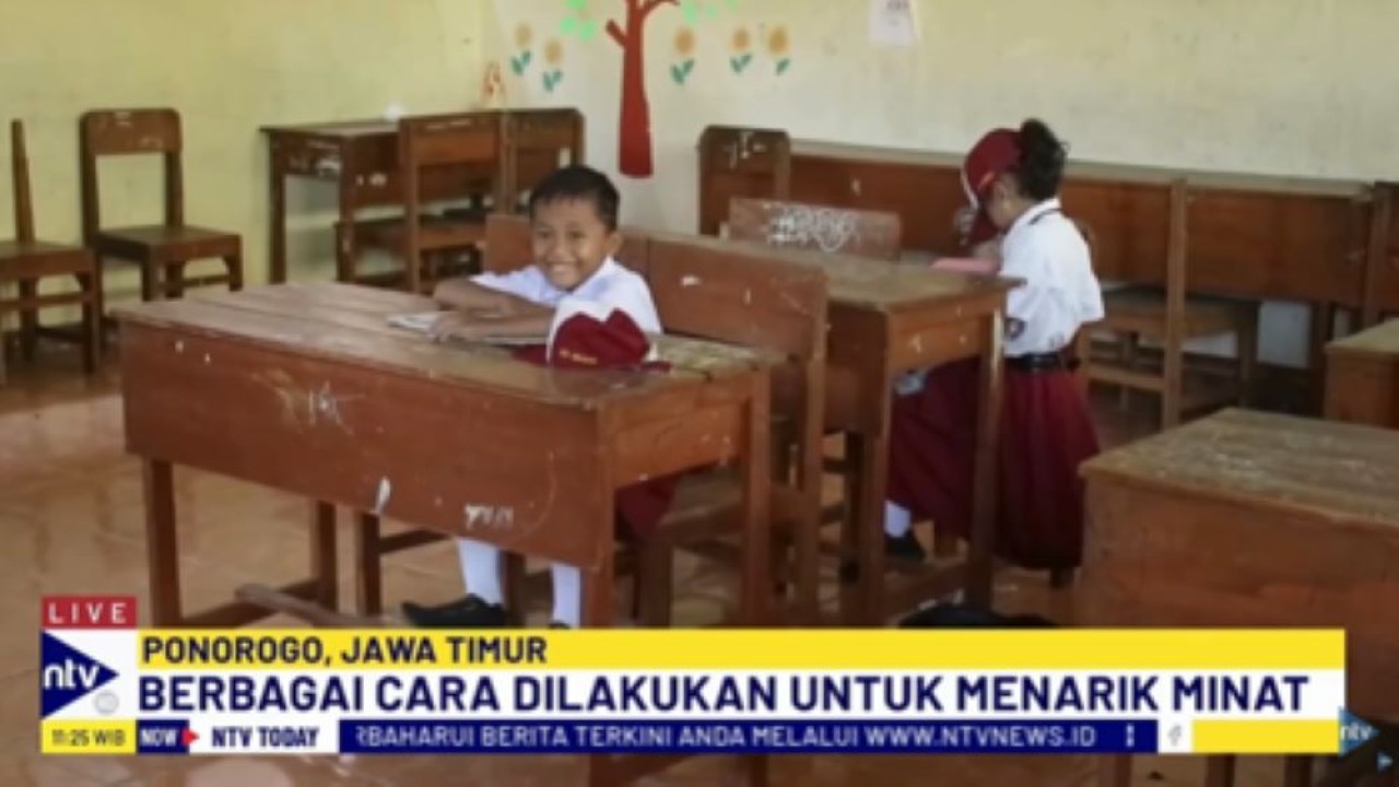 Hanya ada dua siswa di kelas 2 SDN Petono, Ponorogo, Jawa Timur