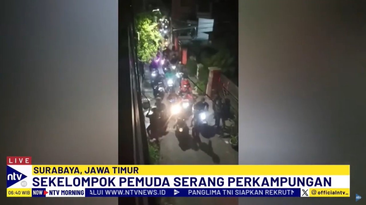 Gerombolan pemuda yang mengendarai motor dan membawa senjata tajam langsung menyerang sebuah gang perkampungan di Wonosari Lor, Kota Surabaya.