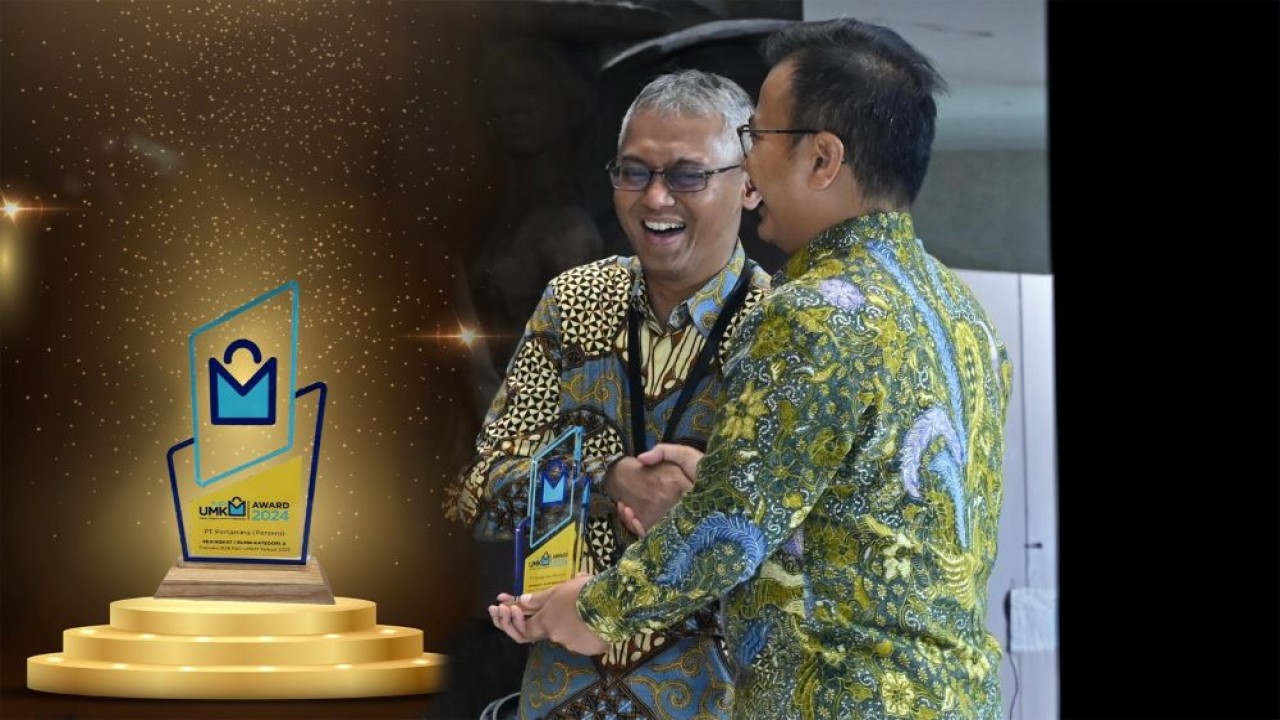SVP Procurement PT Pertamina (Persero) Hery Murahmanta saat menerima penghargaan Pertamina sebagai BUMN dengan belanja _Business to Business_ (B2B) terbaik untuk UMKM pada tahun 2023 pada kegiatan PaDi UMKM Pasar Digital UMKM Indonesia HYBRID EXPO 2024 & Conference yang diselenggarakan di Sarinah Thamrin, Jakarta. Kamis (11/07/2024)/Foto: istimewa