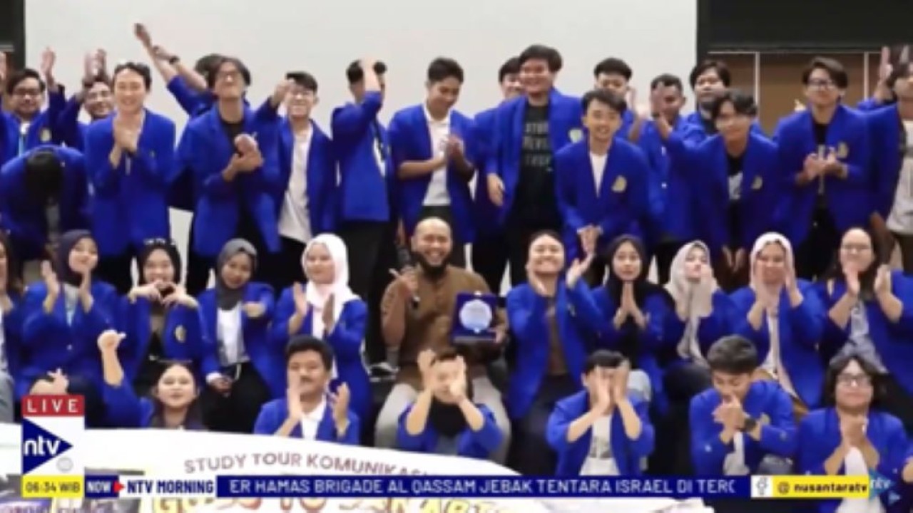 Para mahasiswa Unikom Bandung bersama Dosen Ilmu Komunikasi Unikom, Inggar Prayoga berfoto bersama di Studio Nusantara saat berkunjung ke NusantaraTV/tangkapan layar NTV