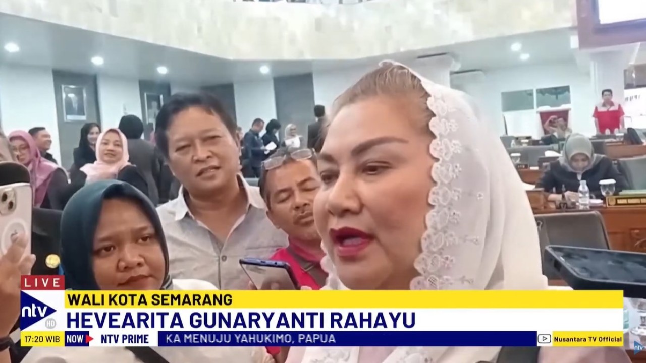 Wali Kota Semarang Hevearita Gunaryanti akhirnya muncul ke publik setelah rumah dan kantor pribadi digeledah oleh KPK.