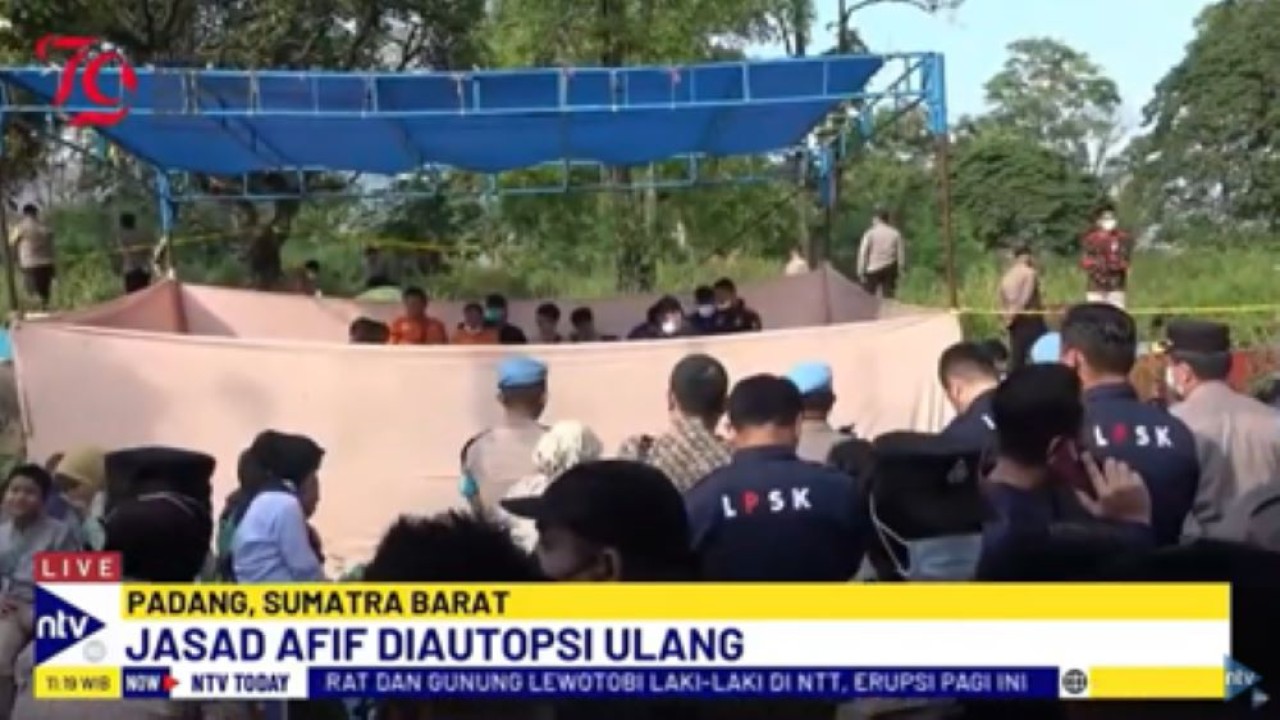 Proses ekshumasi atau penggalian kembali makam Afif Maulana dikawal ratusan personel kepolisian/tangkapan layar NTV