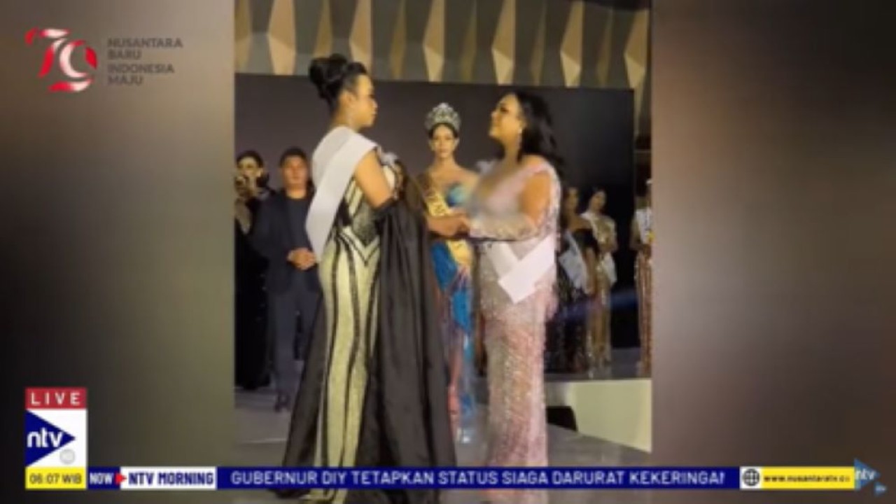 Dua peserta kontes kecantikan transgender ilegal di Jakarta saat pengumuman pemenang