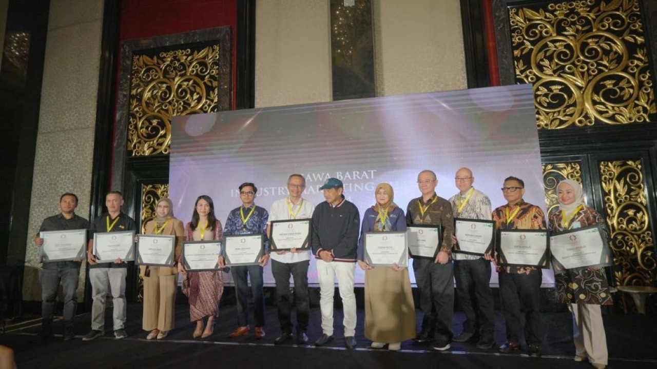 Bio Farma meraih penghargaan "Industry Marketing Champion 2024" pada Sektor Farmasi dalam acara Indonesia Marketing Festival 2024 yang diselenggarakan oleh Mcorp dan Markplus Institute. (Foto: Istimewa)