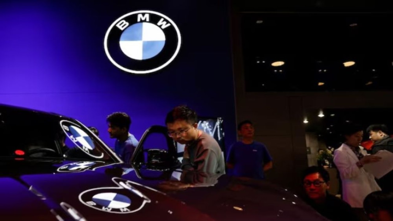 Pengunjung menyaksikan kendaraan yang dipajang di stan BMW, di Pameran Otomotif Internasional Beijing (Auto China 2024), di Beijing, China, 25 April 2024. (Foto: Dok/Tingshu Wang/Reuters)