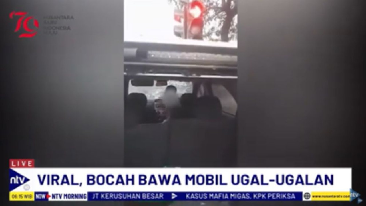 Bocah 9 tahun yang nekat mengendari mobil dan menabrak sejumlah kendaraan dikerumuni warga