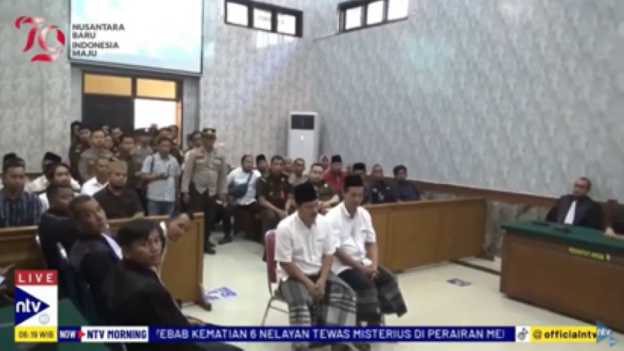 Kakak beradik terdakwa carok maut Bangkalan, Hasan dan Wardi mengikuti sidang pembacaan putusan di Pengadilan Negeri Bangkalan, Madura