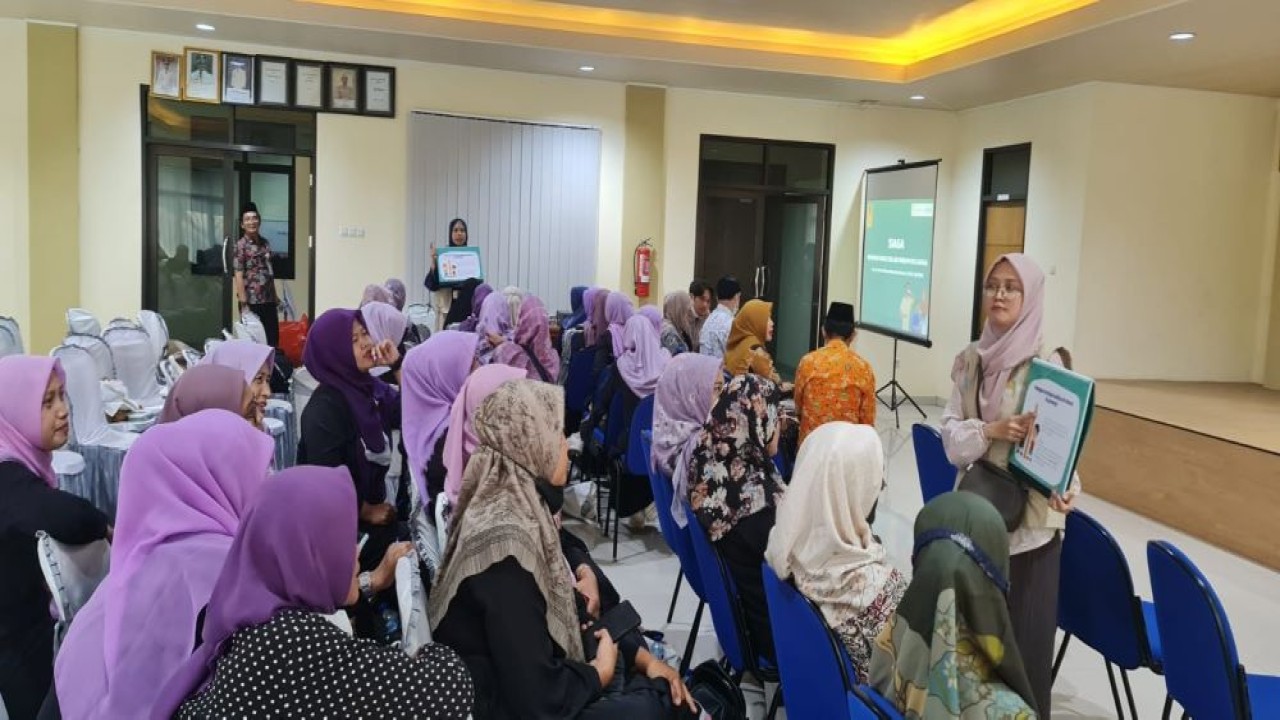 Indonesian Hydration Working Group (IHWG) bersama dengan Fakultas Kedokteran Universitas Indonesia (FKUI) menyelenggarakan kegiatan penyuluhan di Kota Depok tentang pentingnya menjaga kualitas air minum untuk mencegah stunting pada anak-anak/Foto: Istimewa