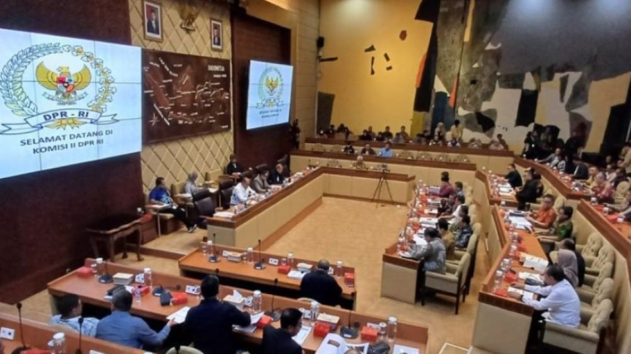 Rapat Dengar Pendapat (RDP) Komisi II DPR RI, KPU, dan Pemerintah pada Minggu dengan agenda tunggal pembahasan Rancangan PKPU Nomor 8 Tahun 2024 di Kompleks Parlemen, Senayan, Jakarta, Minggu (25/8/2024). (Foto: ANTARA/Melalusa Susthira K.)