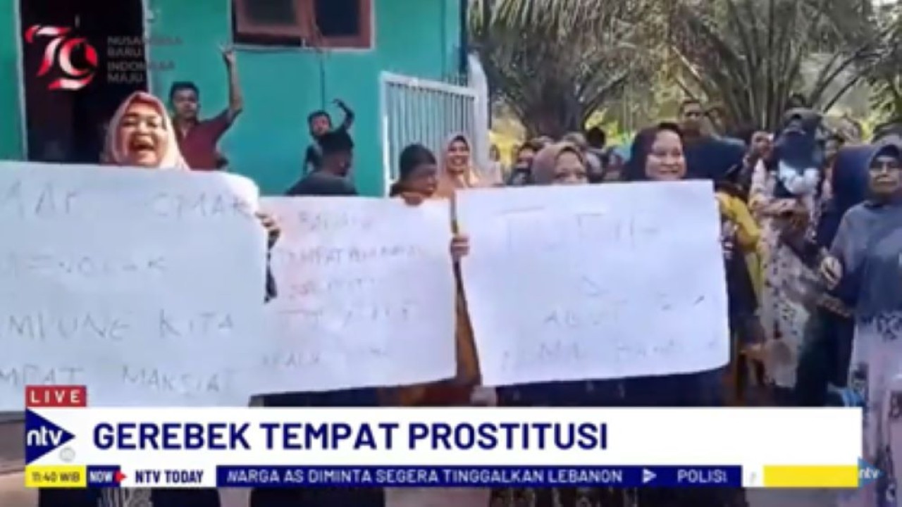 Emak-emak warga Desa Antara, Kabupaten Batubara, Sumut menggeruduk wisma yang diduga jadi lokasi prostitusi