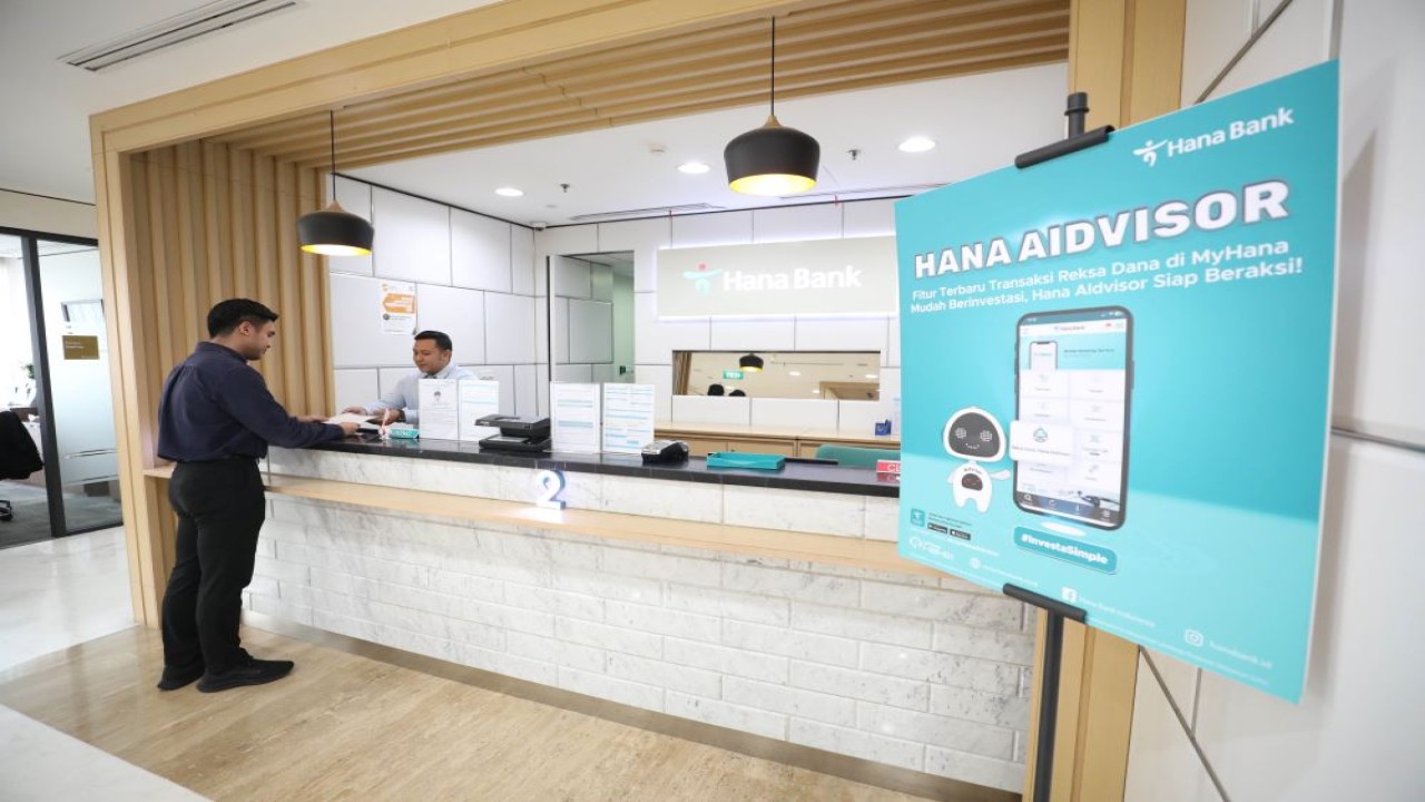 Front office staf Hana Bank sedang melayani nasabah terkait beragam layanan yang disediakan Hana Bank. Salah satunya Hana Aidvisor untuk layanan investasi melalui fitur reksadana digital/foto: Istimewa