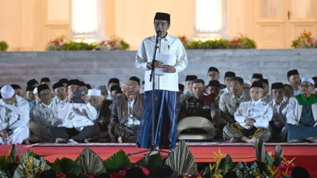 Presiden Jokowi menyampaikan pengarahan dalam Zikir dan Doa Kebangsaan ke-79 Tahun Indonesia Merdeka di halaman Istana Merdeka, Jakarta, Kamis (1/8/2024). (Foto: ANTARA FOTO/Sigid Kurniawan/YU)