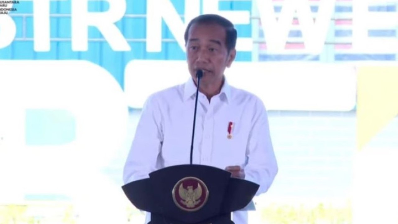 Presiden Jokowi memberi sambutan pada peresmian pabrik bahan anoda baterai litium di Kawasan Ekonomi Khusus (KEK) di Kabupaten Kendal, Jawa Tengah, Rabu (7/8/2024). (Foto: ANTARA/Benardy Ferdiansyah)