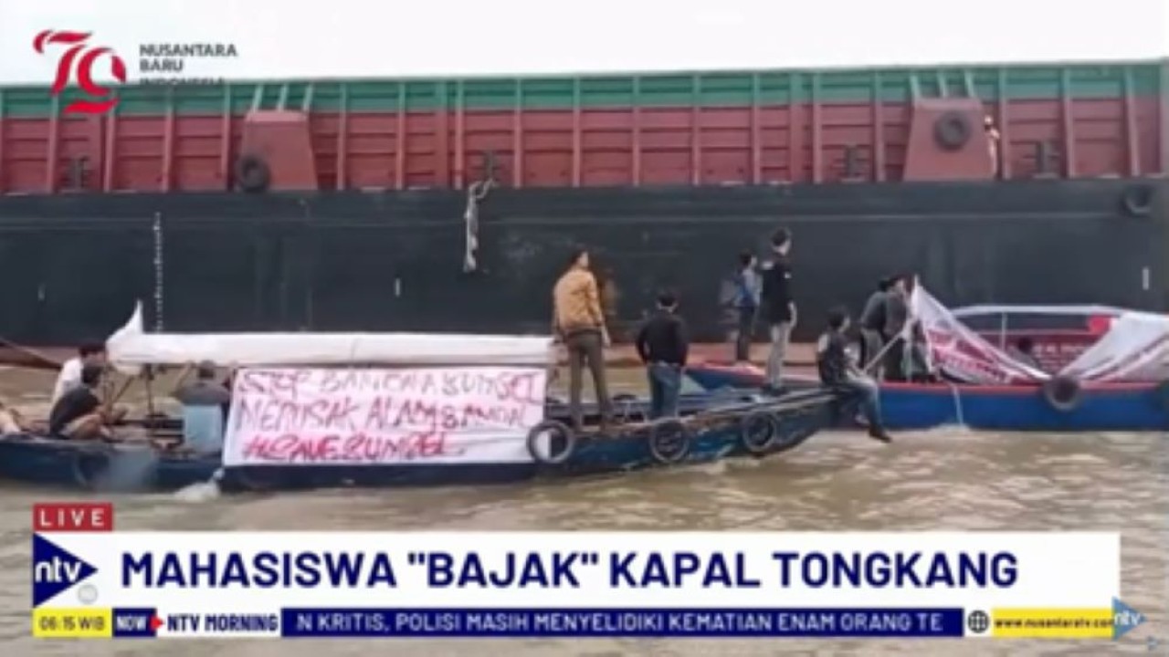 Mahasiswa dan Pemuda Sumsel mengadang kapal tongkang yang mengangkut batu bara saat melintas di Sungai Musi, Palembang