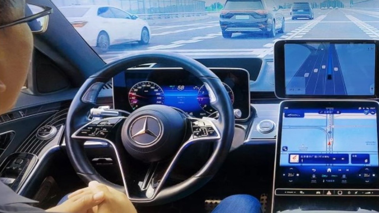 Mercedes-Benz mengonfirmasi pengujian dilakukan menggunakan model S-Class khusus yang dilengkapi dengan sensor-sensor komprehensif. (Foto: Carscoops)