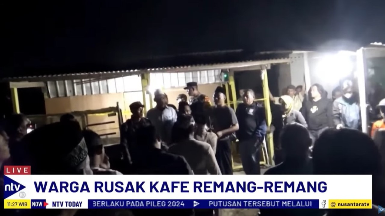 Warga Desa Kwaron, Jombang, Jawa Timur (Jatim), menggeruduk sejumlah warung di tepi jalan desa setempat pada Kamis (1/8/2024) malam, karena menyediakan miras dan Wanita seksi.