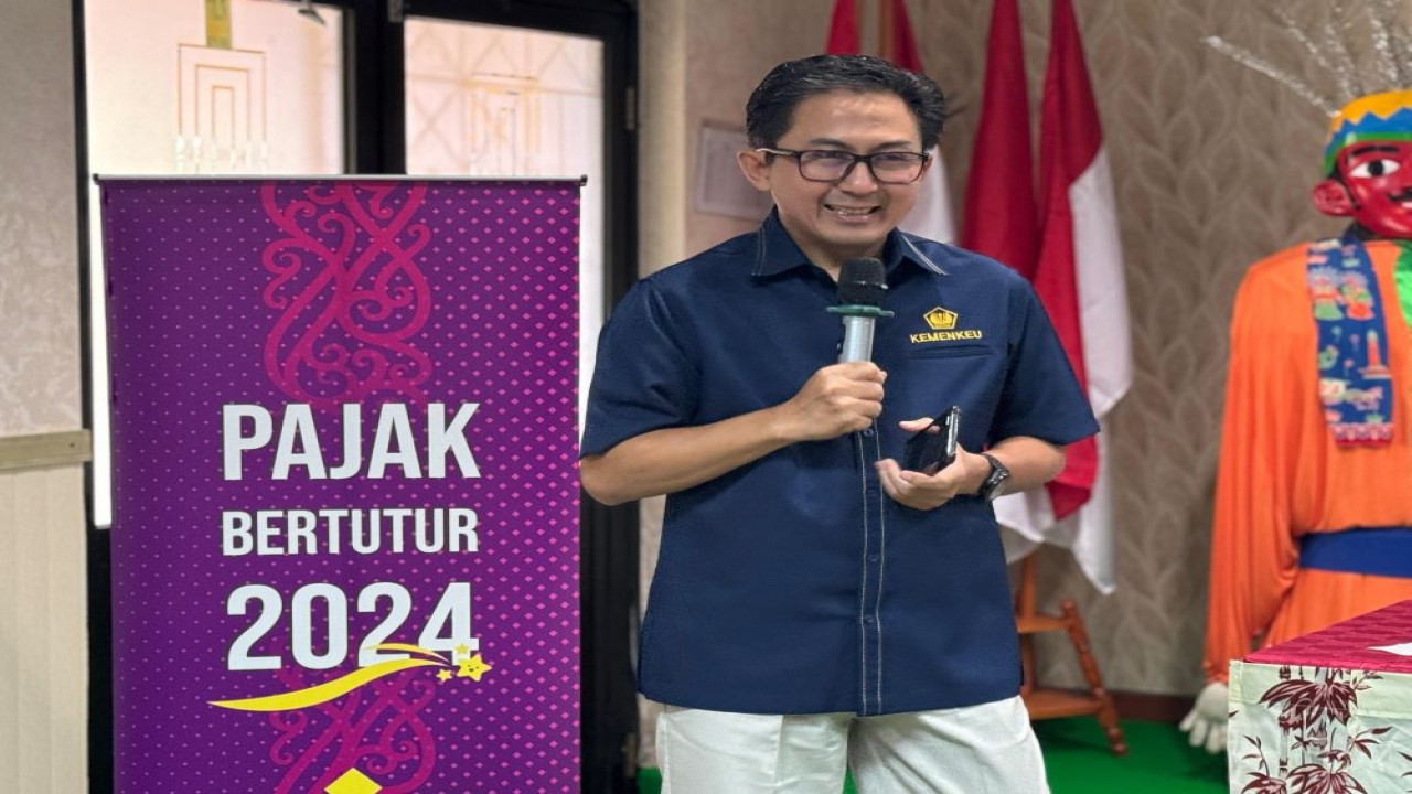 Kepala Kanwil DJP Jakarta Pusat, Eddi Wahyudi memaparkan manfaat pajak kepada para siswa dalam kegiatan Pajak Bertutur di SMA 30 Jakarta/Foto: Istimewa