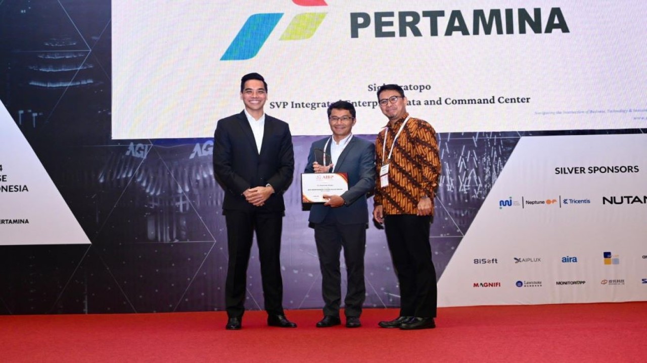 SVP Integrated Enterprise Data and Command Center Pertamina Sigit Pratopo mewakili Pertamina menerima 2024 ASEAN Enterprise Innovation Award Indonesia saat acara AIBP Conference and Exhibition yang diselenggarakan di Ballroom Ritz Carlton Mega Kuningan, Jakarta, Selasa (6/8/2024). (Foto: Istimewa/Pertamina)