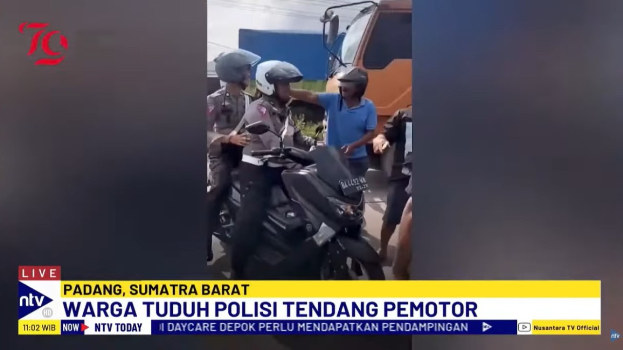 Dua polisi di Padang, Sumatera Barat, nyaris dikeroyok warga.