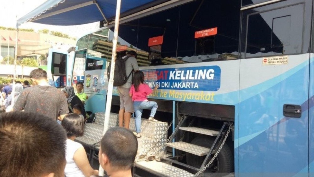 Sejumlah warga mengantre mengurus perpanjangan di pelayanan bus SIM keliling. (Foto: Antara)