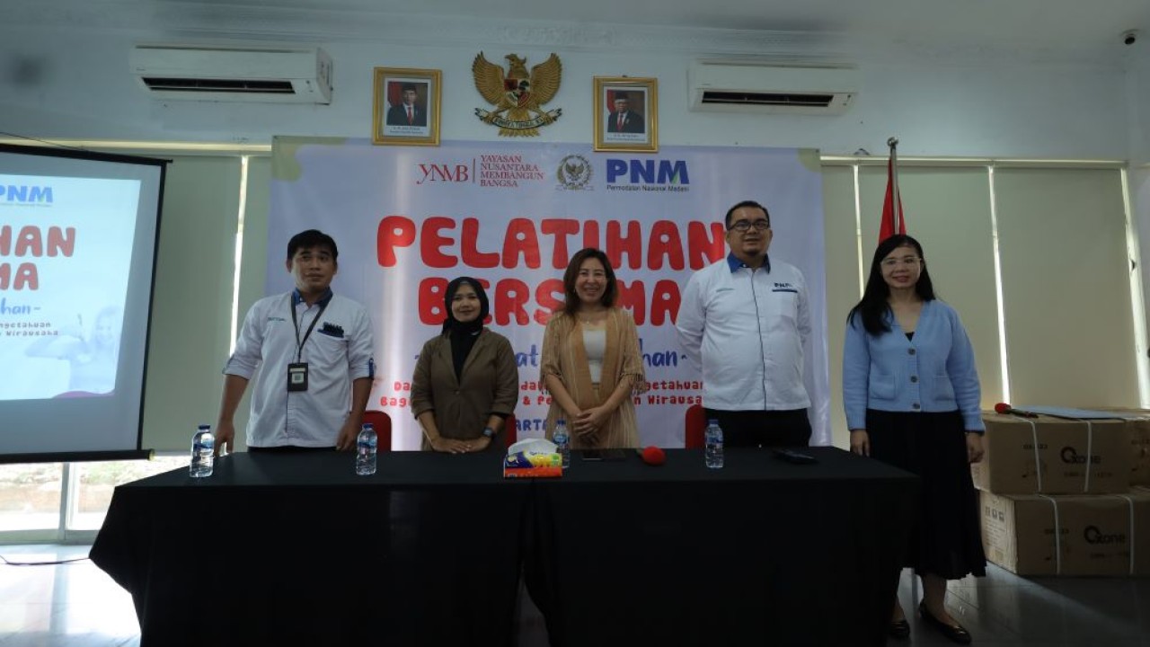 Anggota Komisi VI DPR RI dari Fraksi PDI Perjuangan Sondang Tampubolon, Yayasan Nusantara Membangun Bangsa dan Permodalan Nasional Madani berkolaborasi menyelenggarakan pelatihan bersama membuat kue olahan dalam menumbuhkan wirausaha baru di Jakarta Timur, pada 12-13 Agustus 2024. (Foto: Wira Ginting)