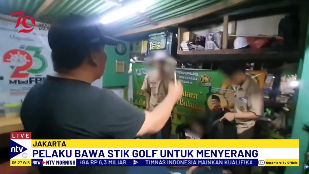 Warga menyita stik golf yang digunakan pelaku untuk menyerang korban.