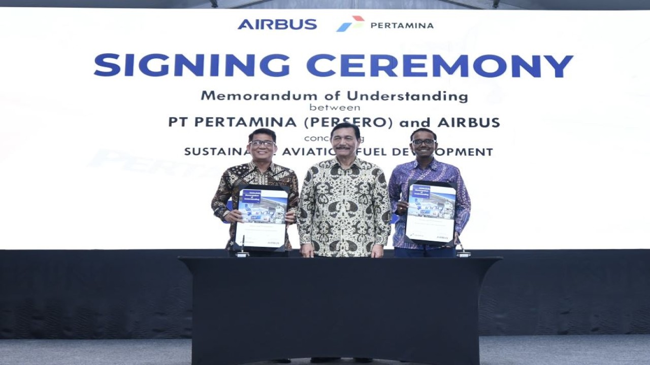 Penandatanganan MoU Pertamina dengan Airbus terkait Pengembangan SAF di Indonesia. Penandatanganan diwakilkan oleh Direktur Strategi, Portofolio dan Pengembangan Usaha Pertamina Salyadi Saputra dan Presiden Airbus Asia Pasifik Anand Stanley serta turut disaksikan oleh Menteri Koordinator Maritim dan Investasi Luhut Binsar Pandjaitan/Foto: Istimewa