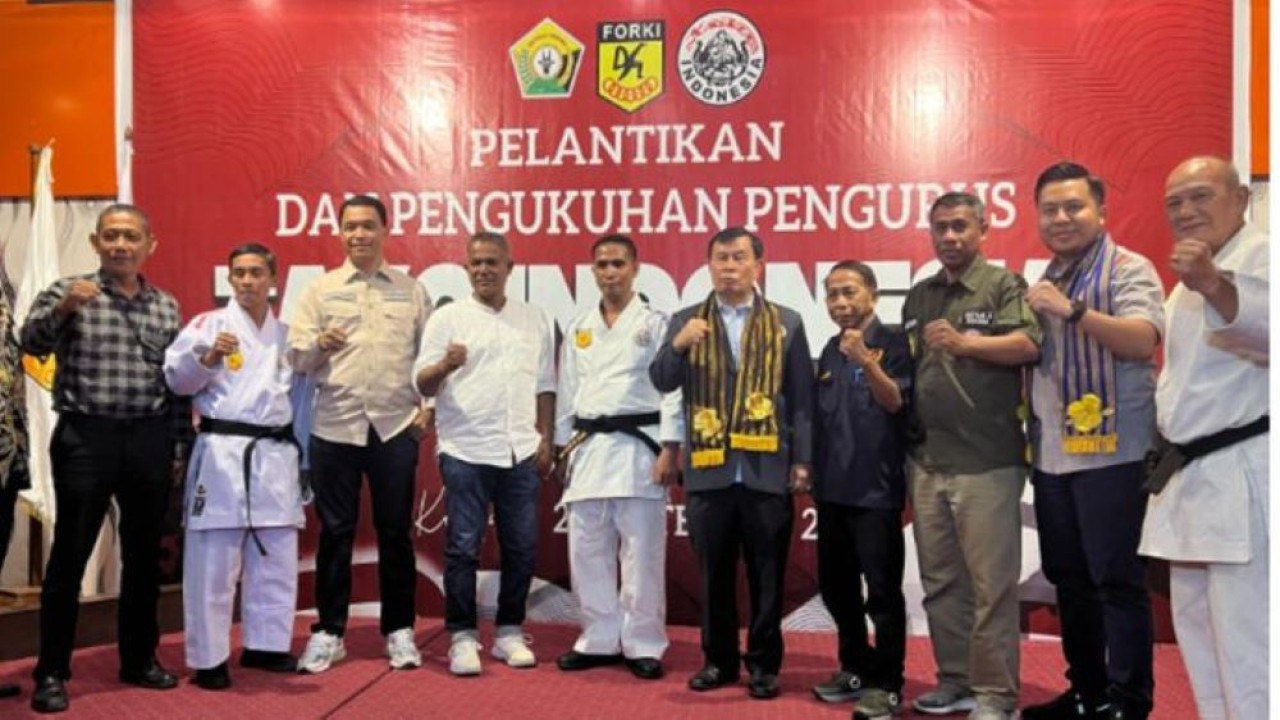 Ketua Umum Pengurus Besar TAKO Indonesia, Dr.Ir. Nurdin Tampubolon, M.M berfoto bersama pengurus TAKO Indonesia Provinsi Sulawesi Tenggara masa bakti 2024-2028 yang dilantik dan dikukuhkan pada hari ini, Jumat (27/9/2024) di salah satu hotel di Kendari/Foto: Istimewa