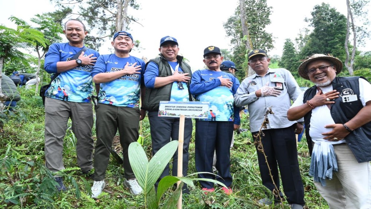 Corporate Secretary PT Pertamina (Persero) Brahmantya S. Poerwadi, Direktur Jenderal Perhutanan Sosial dan Kemitraan Lingkungan KLHK Dr. Ir. Mahfudz, M.P serta Wakil Bupati Karangasem, Dr. I Wayan Arth bersinergi melakukan pe­nanaman pohon di Desa Besakih, kaki Gunung Agung, Bali, pada Senin (9/9/2024)/Foto:Istimewa