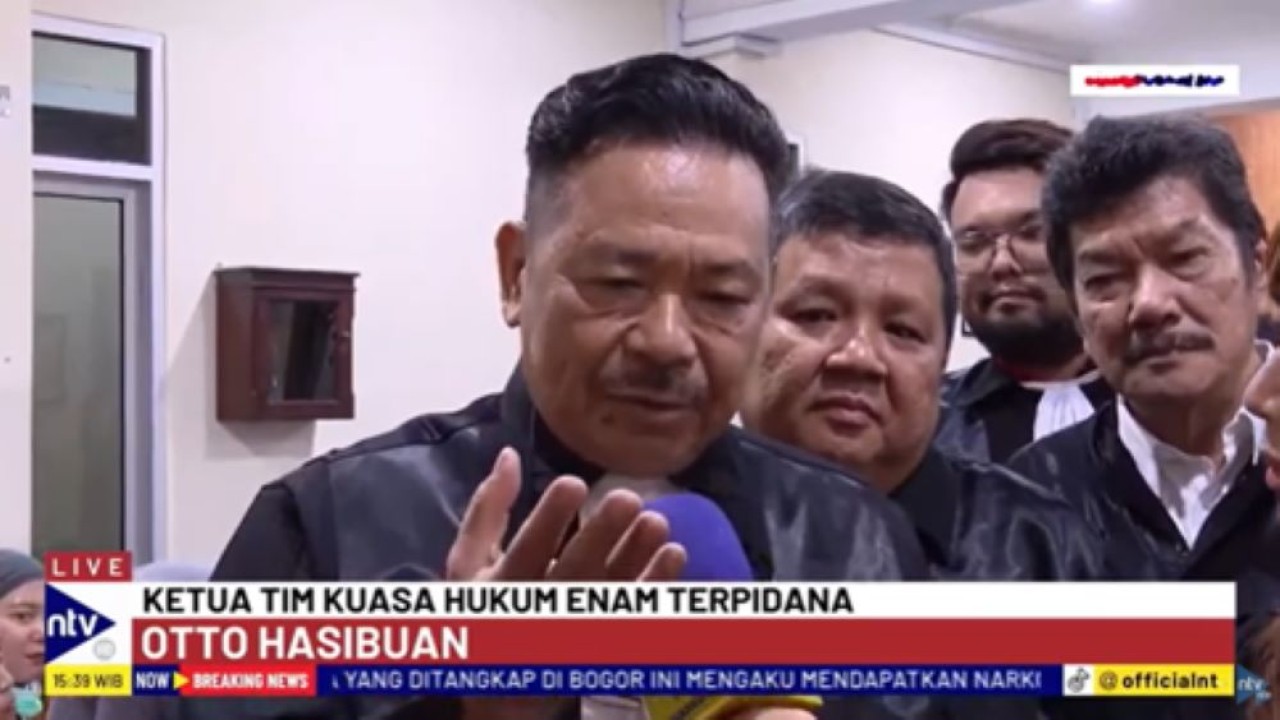 Ketua Tim Kuasa Hukum Terpidana Kasus Vina, Otto Hasibuan saat diwawancara oleh jurnalis NusantaraTV di PN Cirebon, Jawa Barat/tangkapan layar NTV