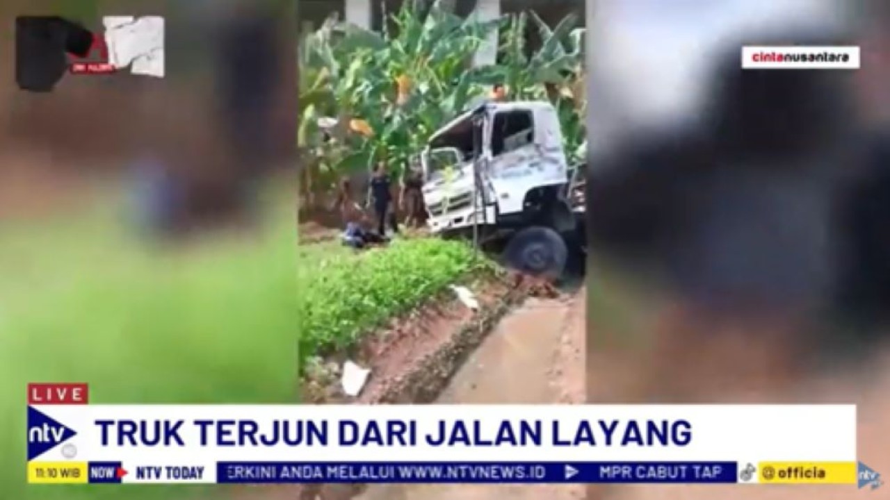 Truk terjun bebas dari jalan layang dan terjatuh di kebun warga