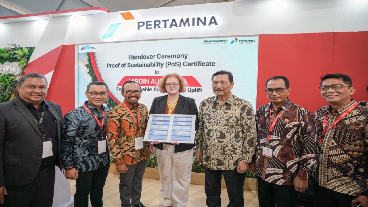 Direksi Pertamina Patra Niaga bersama Menteri Koordinator Maritim dan Investasi Luhut Binsar Pandjaitan dan General Manager Sustainability Virgin Australia, Fiona Walmsley pada seremoni “First International Uplift” pada perhelatan Bali International Airshow di Bandara Internasional I Gusti Ngurah Rai/Foto: Istimewa