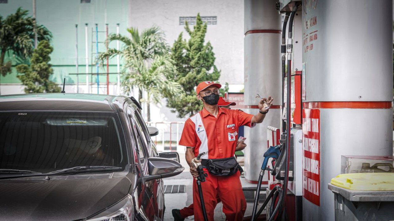 Petugas SPBU Pertamina sedang melayani pengisian BBM pemilik kendaraan/Foto: Istimewa