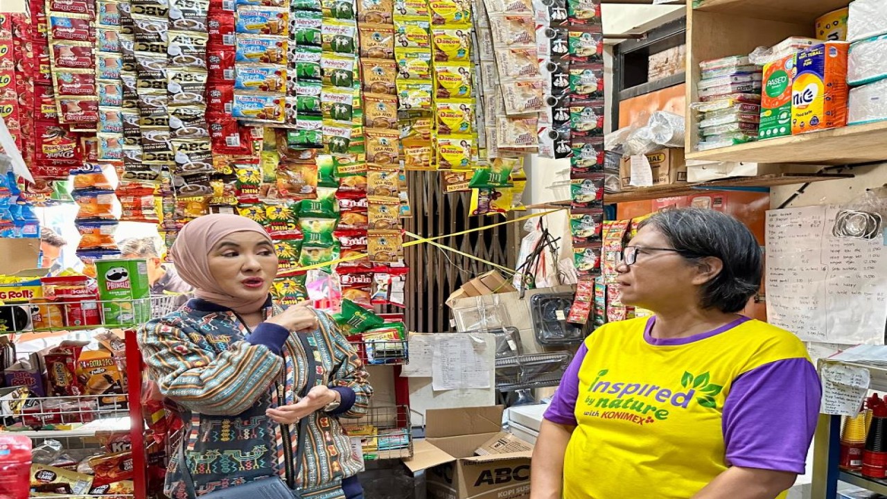 Direktur Utama Pertamina Nicke Widyawati turun langsung mengecek ketersediaan elpiji 3 kg ke sejumlah toko kelontong di kota Surakarta, Jumat, 6 September 2024/Foto: Istimewa