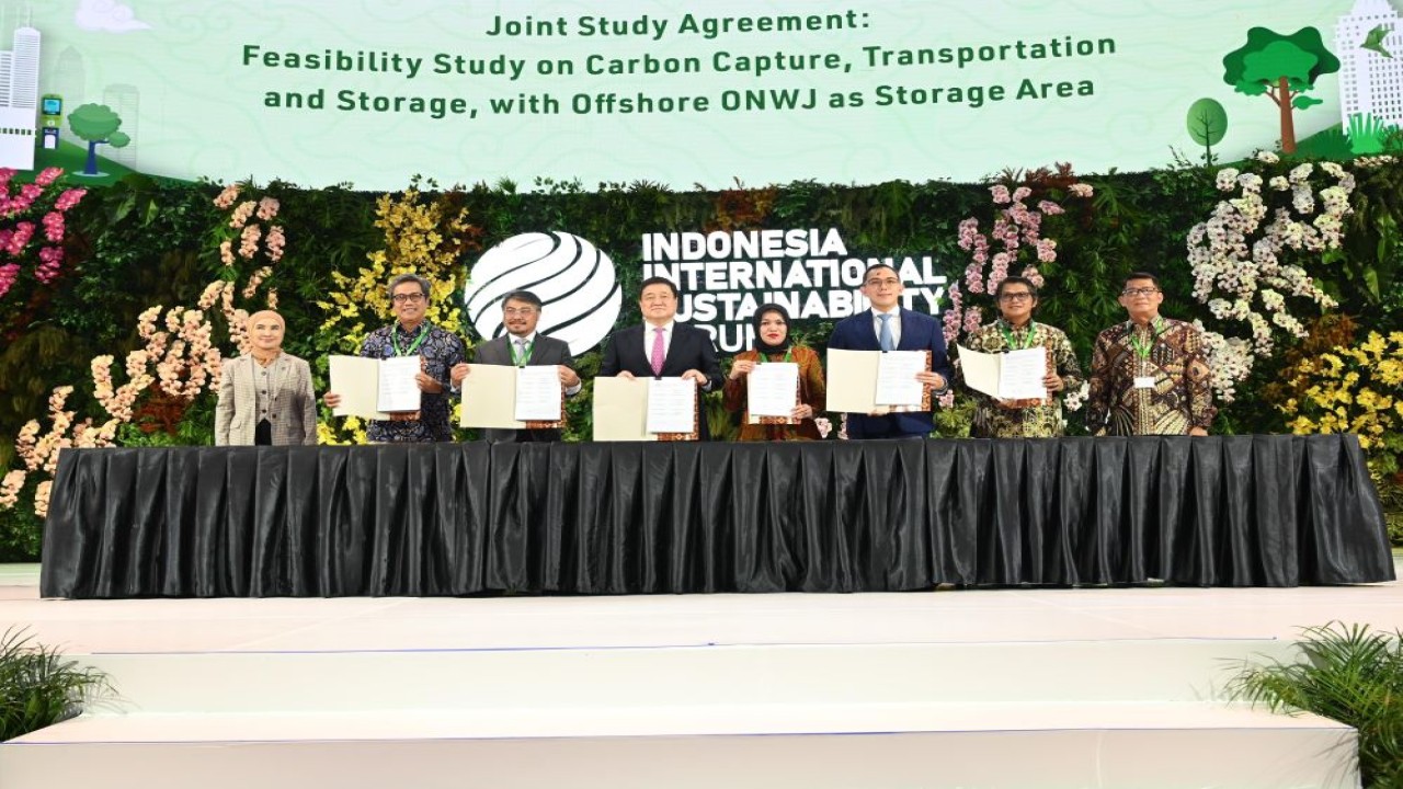 Disaksikan Direktur Utama Pertamina Nicke Widyawati dan Direktur Strategi, Portofolio dan Pengembangan Usaha Pertamina Salyadi Saputra, Pertamina Group dan POSCO melakukan Penandatangan Joint Study Agreement terkait CCS/CCUS di sela Indonesia International Sustainability Forum (IISF 2024) di Jakarta Convention Center Senayan, Jakarta, Kamis (5/9/2024)/Foto: Istimewa