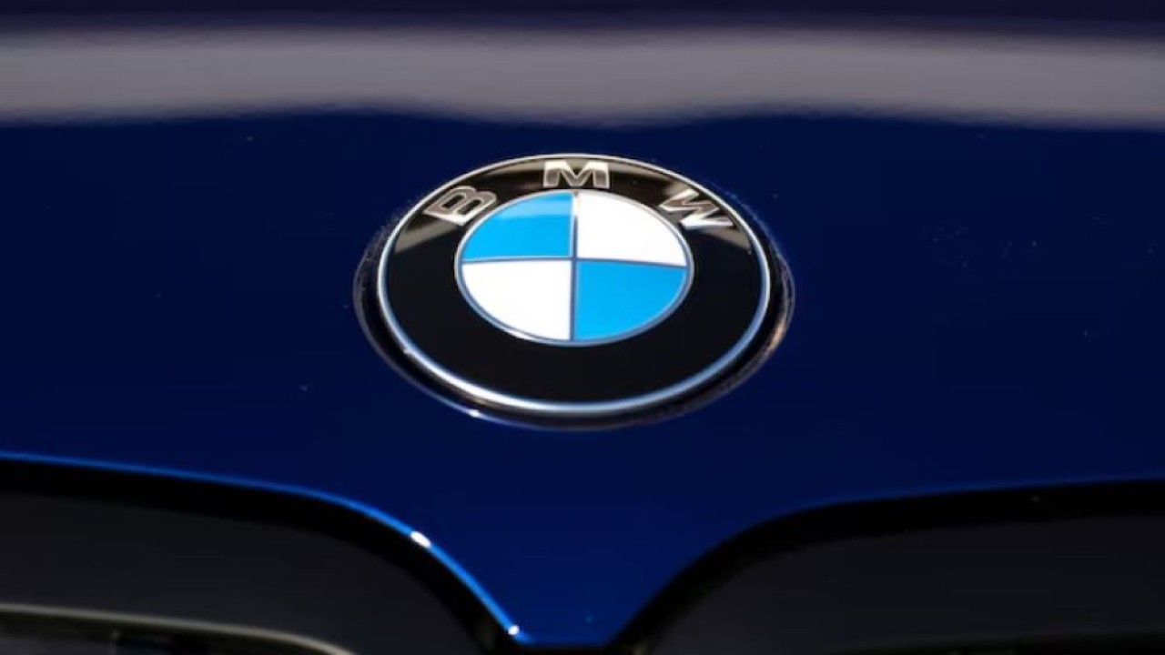 Ilustrasi. BMW akan menarik kembali 2.787 kendaraan di 13 model, termasuk BMW 520i, karena kerusakan pada sistem bantuan kemudi canggih. (Foto: Reuters)