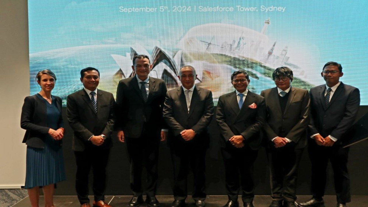 Dirut BNI Royke Tumilaar dan jajaran direksi berfoto bersama dengan Wakil Menteri Luar Negeri Pahala Mansury serta anggota Komisi VI DPR RI pada acara pembukaan kantor BNI di lantai 3 Gedung SalesForce, 180 George St, Sydney, New South Wales, Australia/Foto: Istimewa