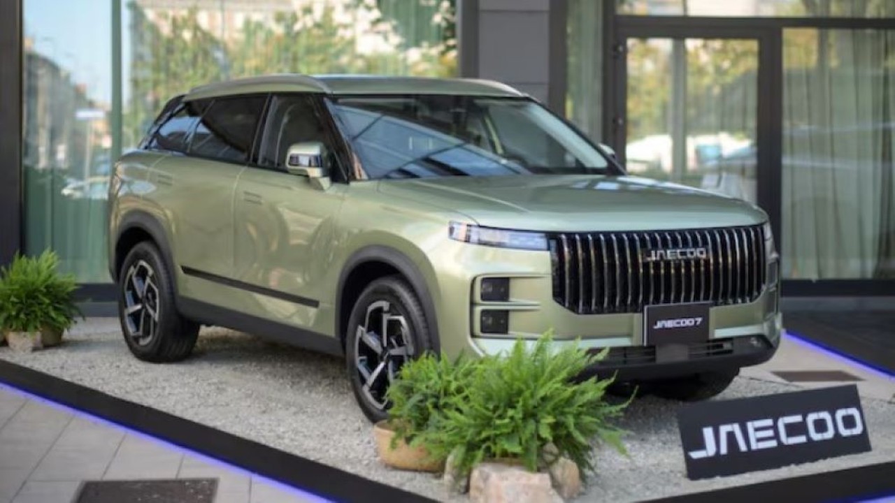 Jaecoo 7 yang diproduksi oleh produsen mobil China Chery Auto dipamerkan selama acara peluncuran mobil Omoda dan Jaecoo di pasar Italia di Milan, Italia, 4 Juli 2024. (Foto: Dok/Daniele Mascolo/Reuters)