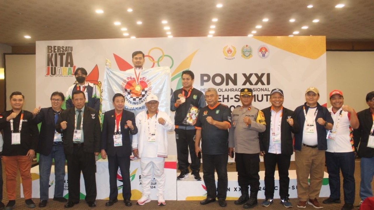 Pecatur putra DKI Jakarta GM Novendra Priasmoro saat upacara penghormatan pemenang catur kilat perorangan PON 2024/ist