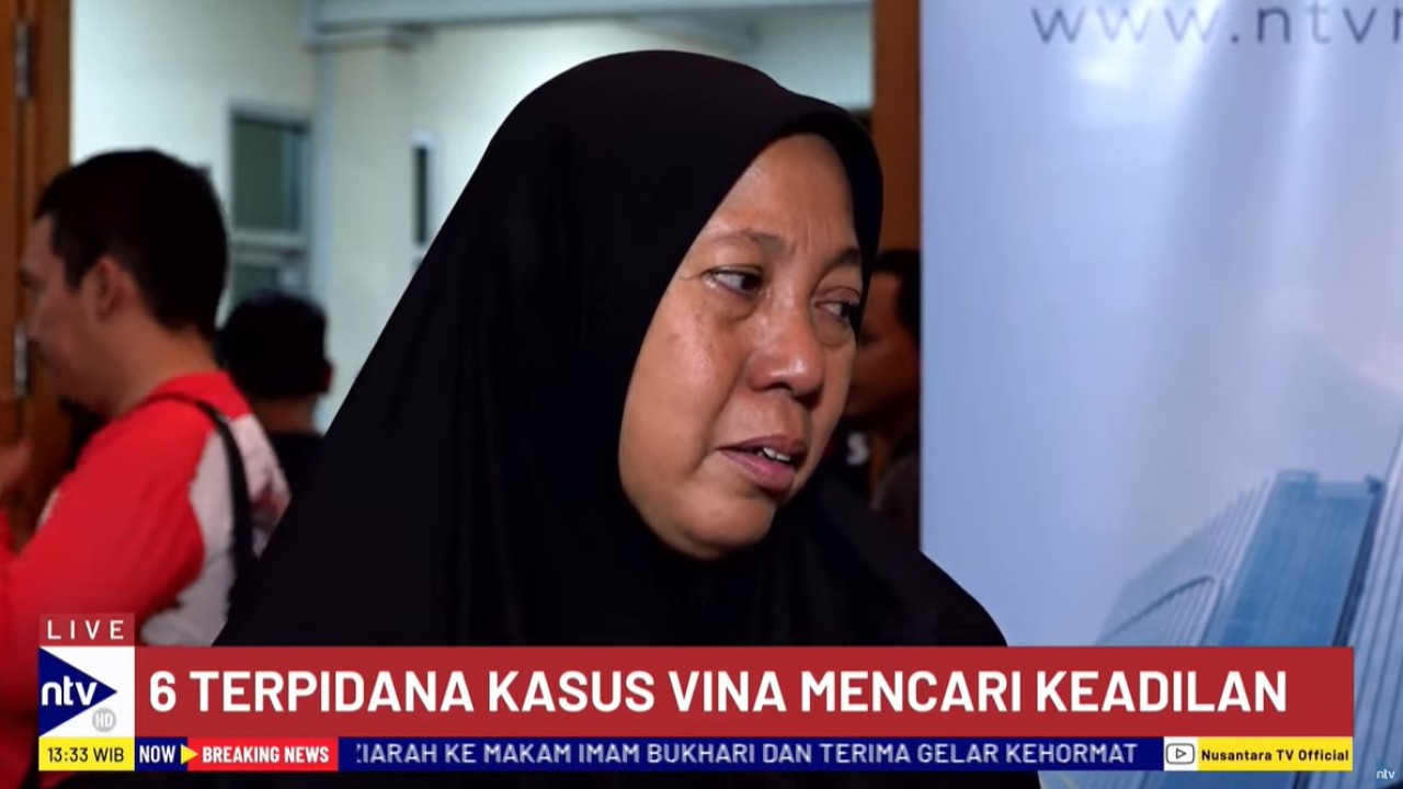 Yunani, ibu kandung Eka Sandi, terpidana kasus pembunuhan Vina dan Eky di Cirebon pada 2016, tak kuasa menahan tangis saat mengenang sang putra tercintanya itu. (Foto: Tangkapan layar NTV)