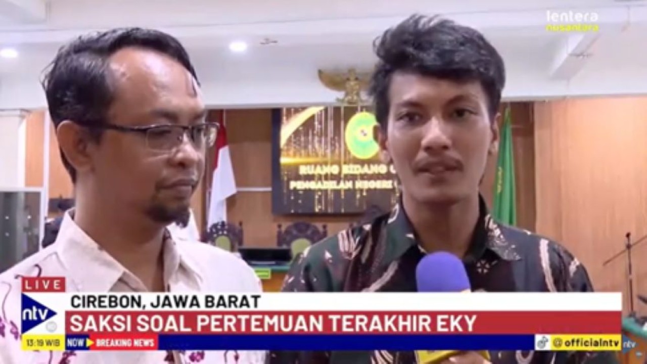 Saksi Arta (kanan) rekan korban Eky disampingi kuasa hukumnya saat diwawancara jurnalis NusantaraTV/tangkapan layar NTV