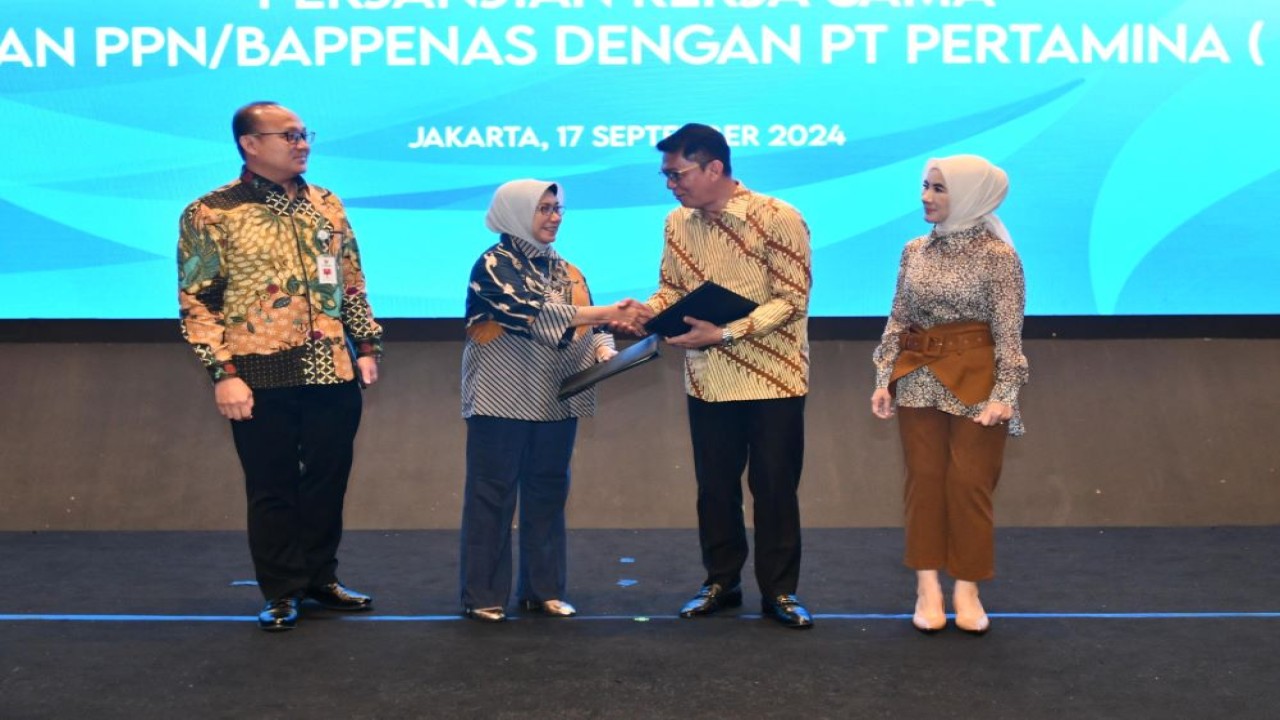 Direktur Utama Pertamina Nicke Widyawati bersama Direktur Sumber Daya Energi Mineral dan Pertambangan Kementerian PPN Bappenas Nizhar Marizi, Direktur SPPU Pertamina A. Salyadi Saputra dan Deputi Bidang Kemaritiman dan Sumber Daya Alam Kementerian PPN Bappenas Vivi Yulaswati usai penandatanganan kerja sama “Kolaborasi Perencanaan Transisi Energi Nasional dan Kewilayahan Untuk Memastikan Ketahanan Energi" di Jakarta, Selasa (17/9/2024)/Foto: Istimewa